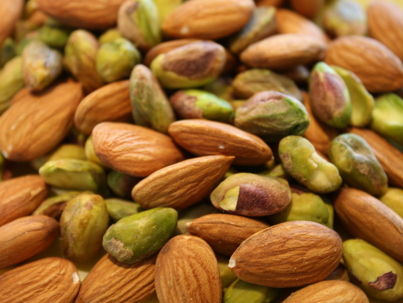 Almonds and pistachios low calorie snacks