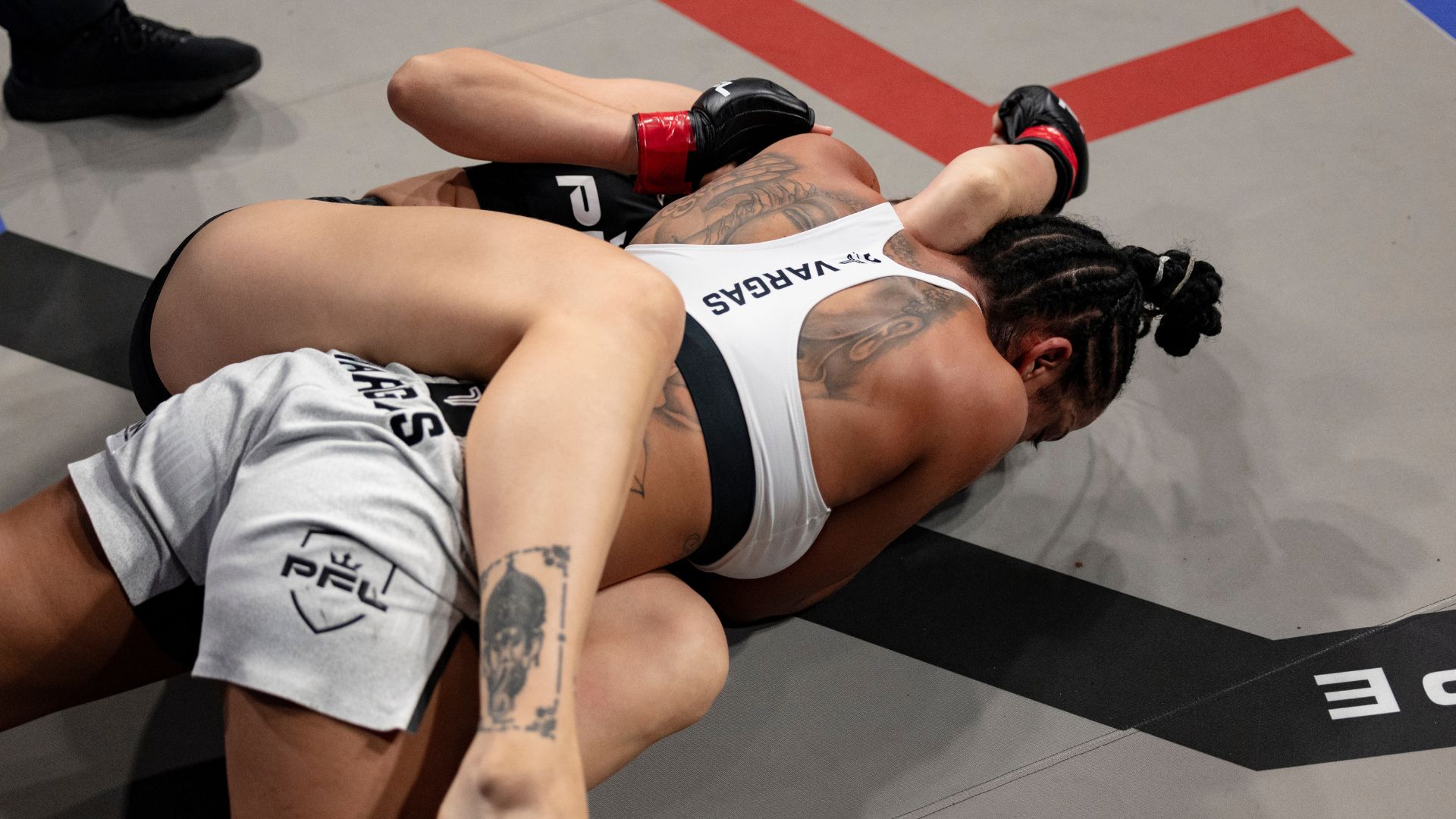 Mirela Vargas' choke attempt on Savannah Marshall