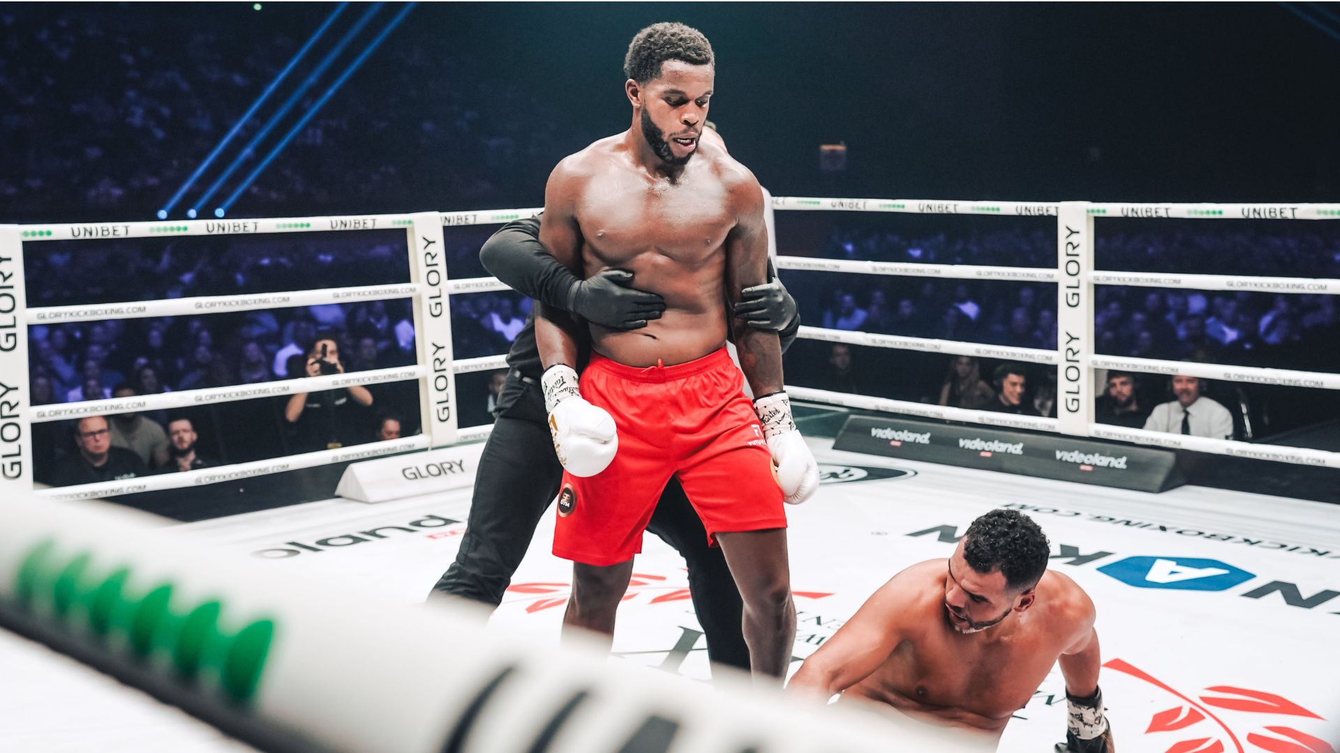 Donegi Abena knocks down Tarik Khbabez